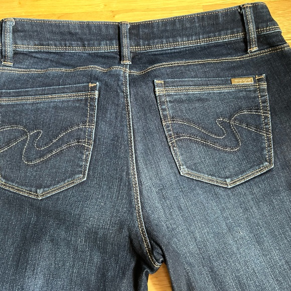 White House Black Market Boot Cut Mid Rise Jeans!! Size 4 but fits like a 6. - Picture 3 of 12